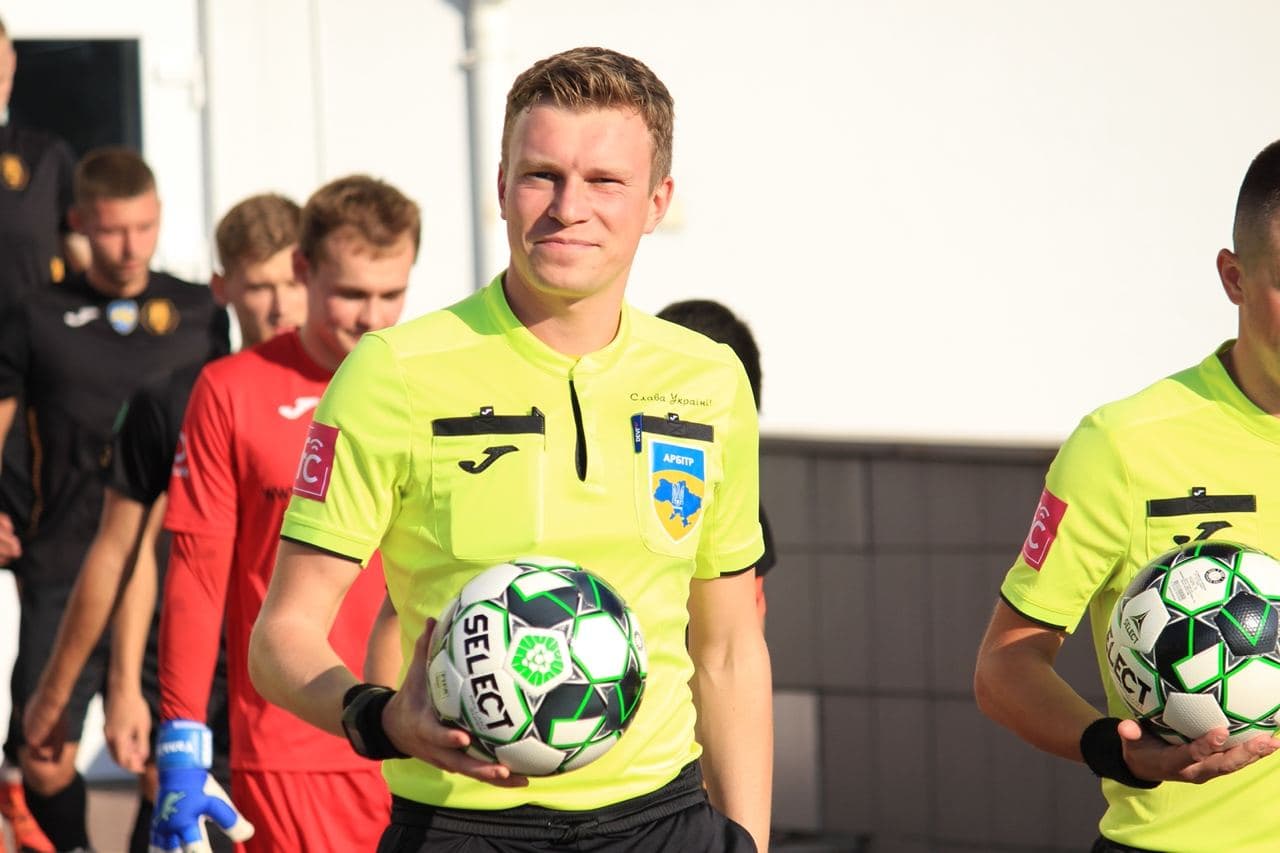 Referee Oleksandr Kalonov walking out with the match ball before LNZ Cherkasy vs FK Chernihiv.